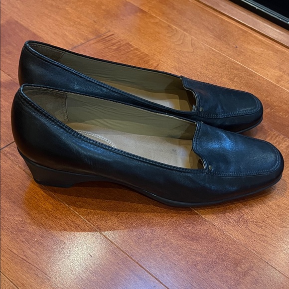 Easy Spirit Classic Black Loafers - Picture 5 of 14